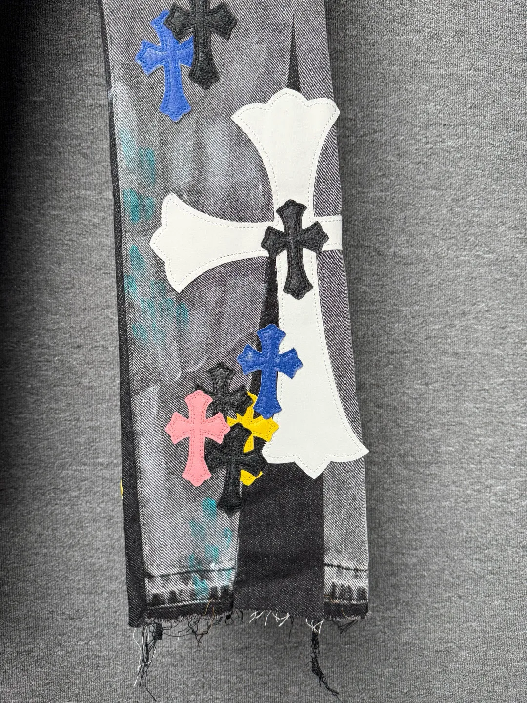 P340 💰 (Top version) Chrome hearts co-branded washed jeans with blue, yellow, black, white and multi-color stitching. Really restores the ultimate vintage texture. Three-dimensional version. Loose and comfortable, not picky about the figure. Makes you look taller and slimmer. Factory-made. Original quality control. Same style for men and women. Can be matched with couples. Versatile recommendation. Must-have jeans for all seasons. Fashionistas have been disappointed. From the quality selection of fabrics, the tailoring of details, and the matching of patterns, they are all impeccable! The upper body is so handsome when worn...it can be easily worn by men, women and children! The craftsmanship is made of heavy-duty washed pure cotton denim fabric. After washing, it is soft and thick. It is very stylish when worn on the body. Color: black Size: 28-30-32-34-36 (corresponding to S-M-L-XL-XXL)